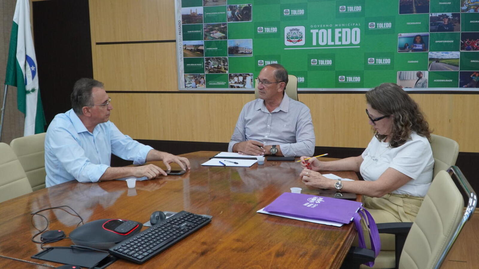 Em reunião com o chefe do Núcleo Regional de Educação, José Carlos Pereira Guimarães, o vice-prefeito e a secretária da Educação reforçaram os laços com a instituição