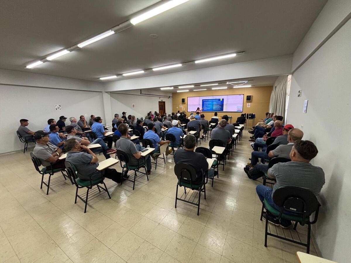 Aproximadamente 60 profissionais participaram de reunião que tratou de legislação e obrigações de todas as partes do sistema de transporte escolar