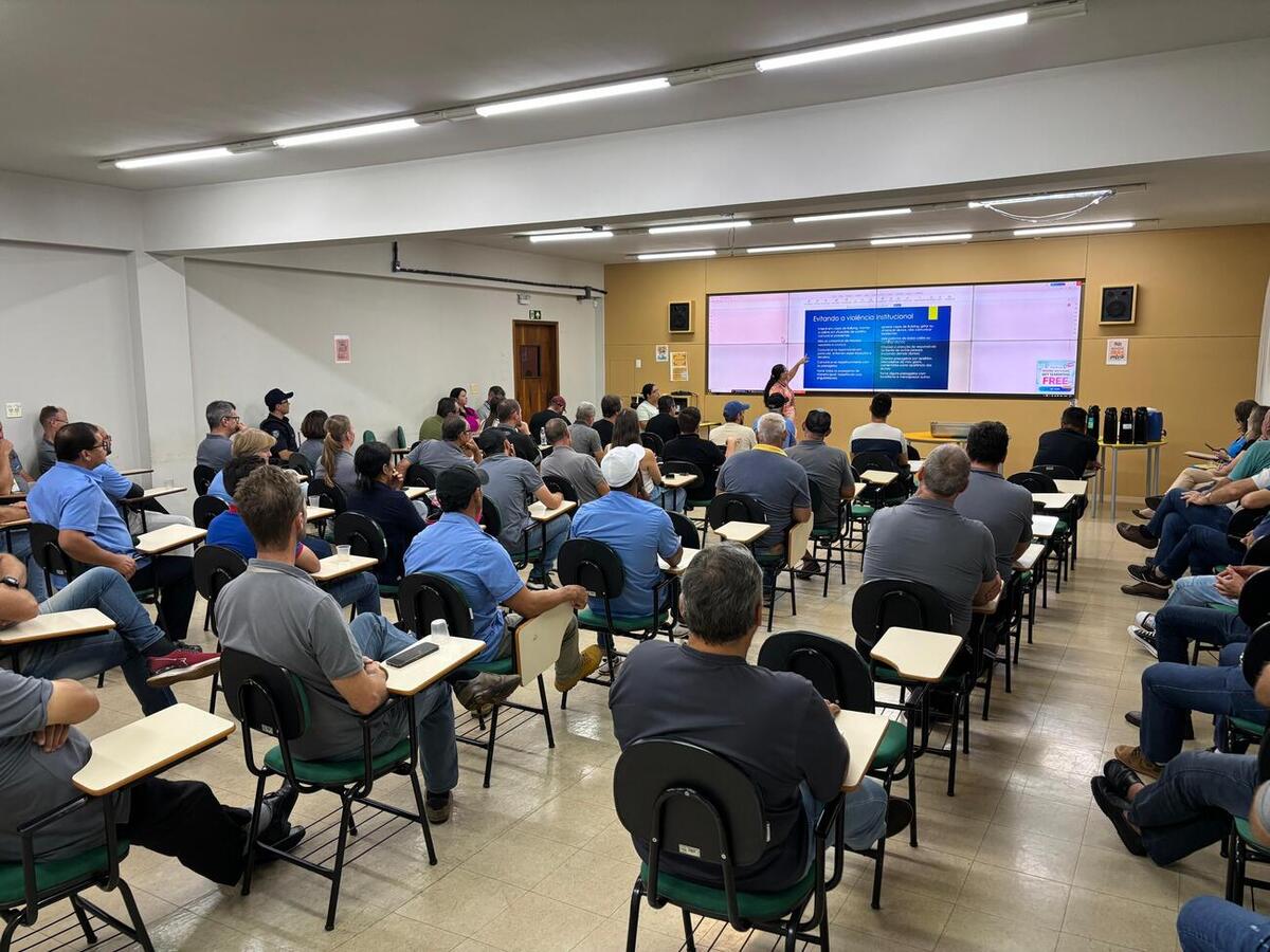 Aproximadamente 60 profissionais participaram de reunião que tratou de legislação e obrigações de todas as partes do sistema de transporte escolar