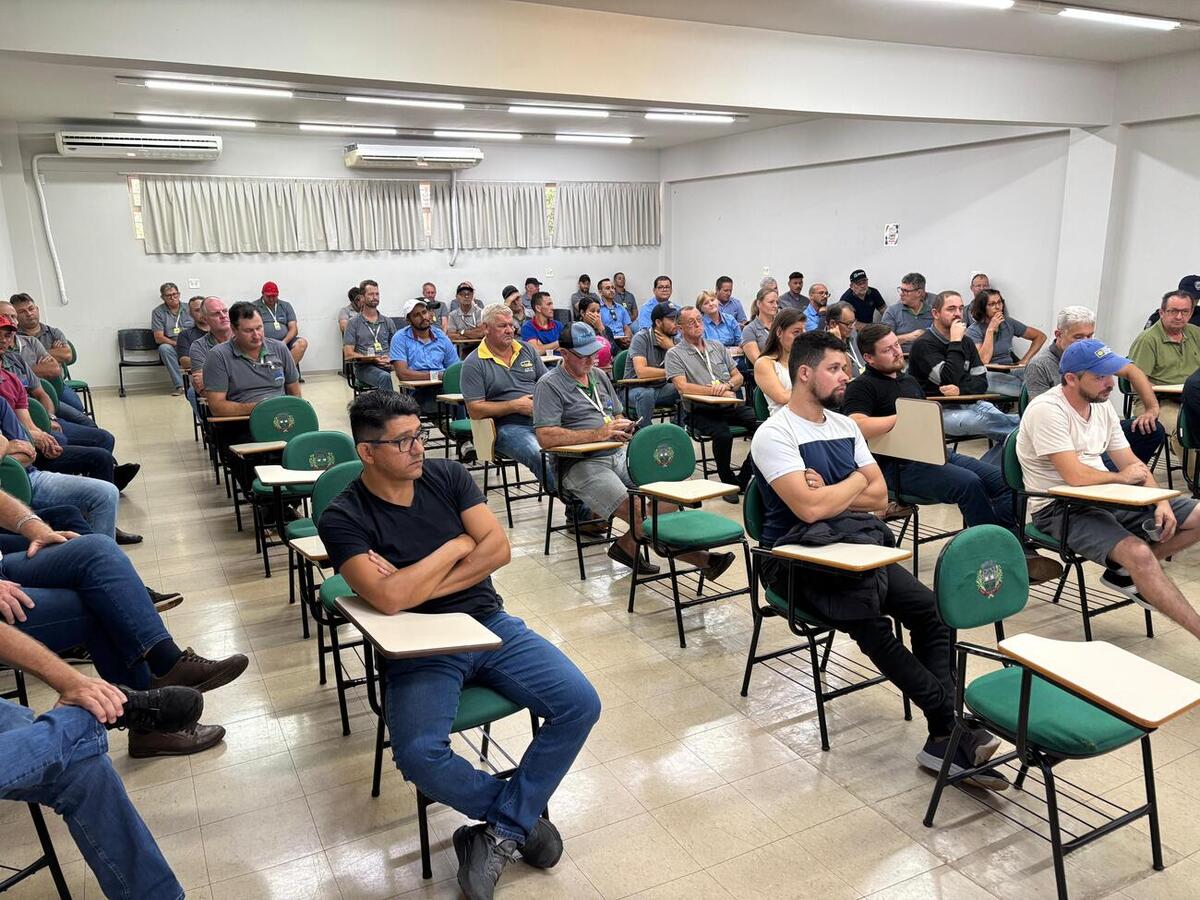 Aproximadamente 60 profissionais participaram de reunião que tratou de legislação e obrigações de todas as partes do sistema de transporte escolar