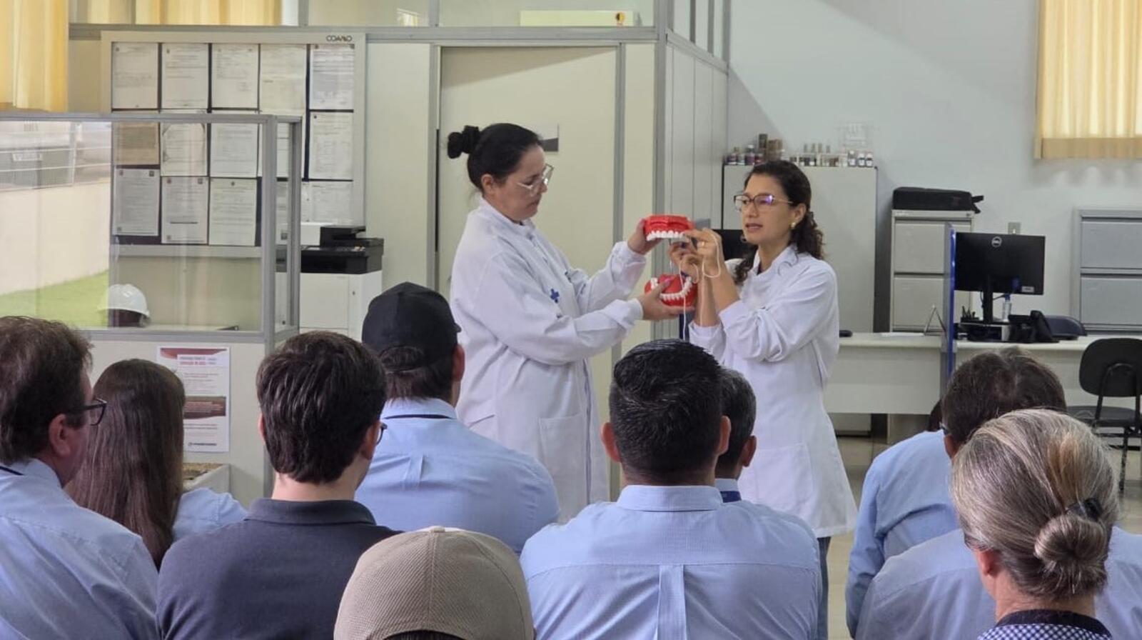 O Março Cinza evidencia o Dia Mundial da Saúde Bucal e promove ações educativas para destacar a importância da higiene preventiva