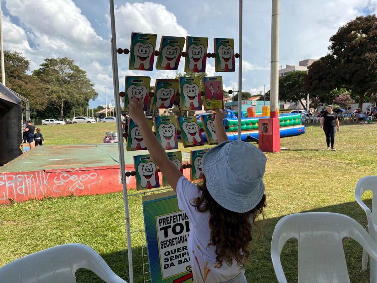 Profissionais da Saúde Bucal fizeram avaliações das condições bucais dos visitantes e deram orientações quanto ao acesso aos serviços