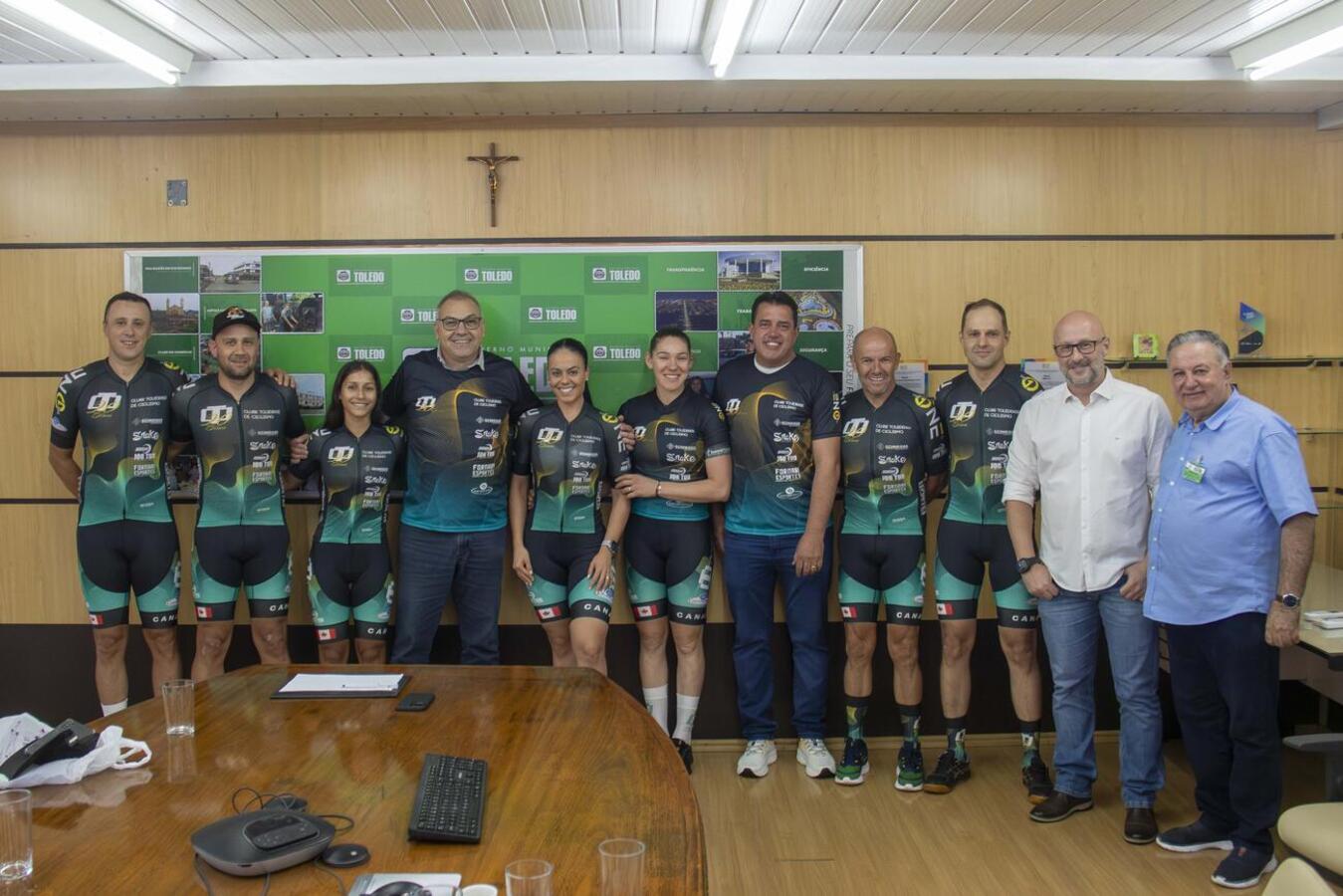 O grupo presenteou o prefeito Costenaro e o secretário de Esportes e Lazer, Jozimar Polasso, com camisetas do clube