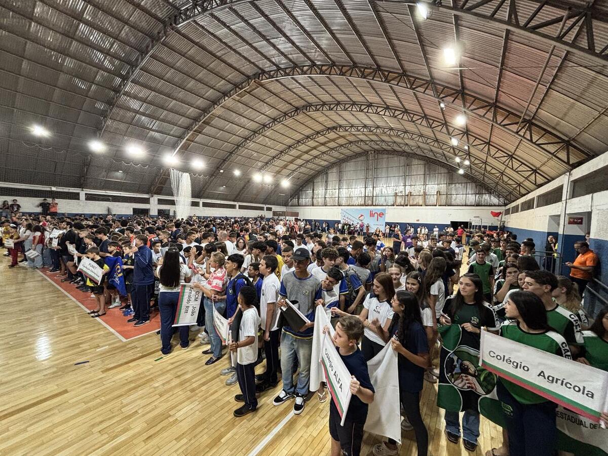 Evento contou com desfile da tocha e acendimento da pira olímpica. Atletas também fizeram o juramento para os jogos