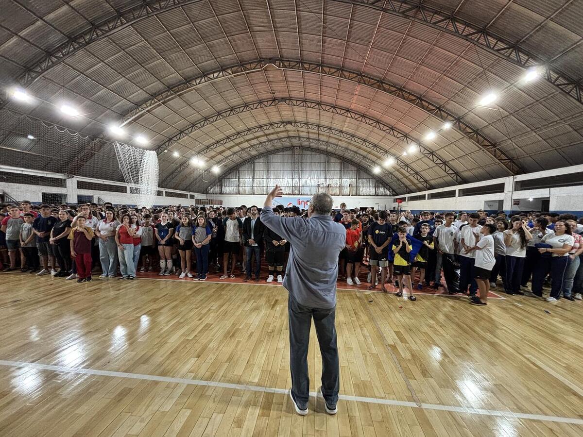 Evento contou com desfile da tocha e acendimento da pira olímpica. Atletas também fizeram o juramento para os jogos