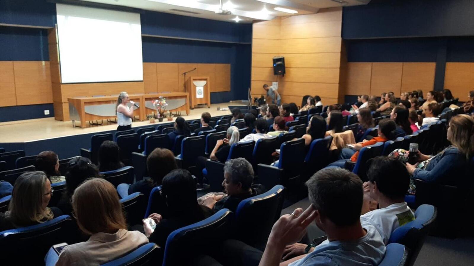O tema foi apresentado pela psicóloga e professora da PUCPR, Sandra Cristina Boufleur durante capacitação dos profissionais
