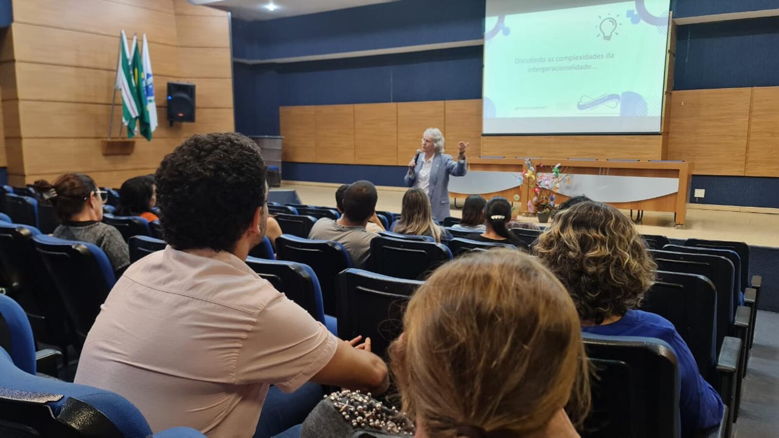 O tema foi apresentado pela psicóloga e professora da PUCPR, Sandra Cristina Boufleur durante capacitação dos profissionais