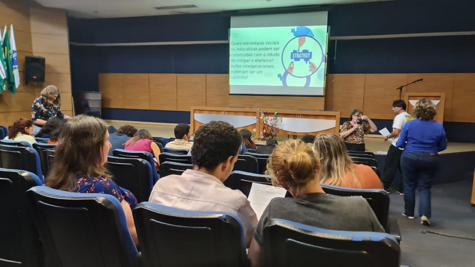 O tema foi apresentado pela psicóloga e professora da PUCPR, Sandra Cristina Boufleur durante capacitação dos profissionais