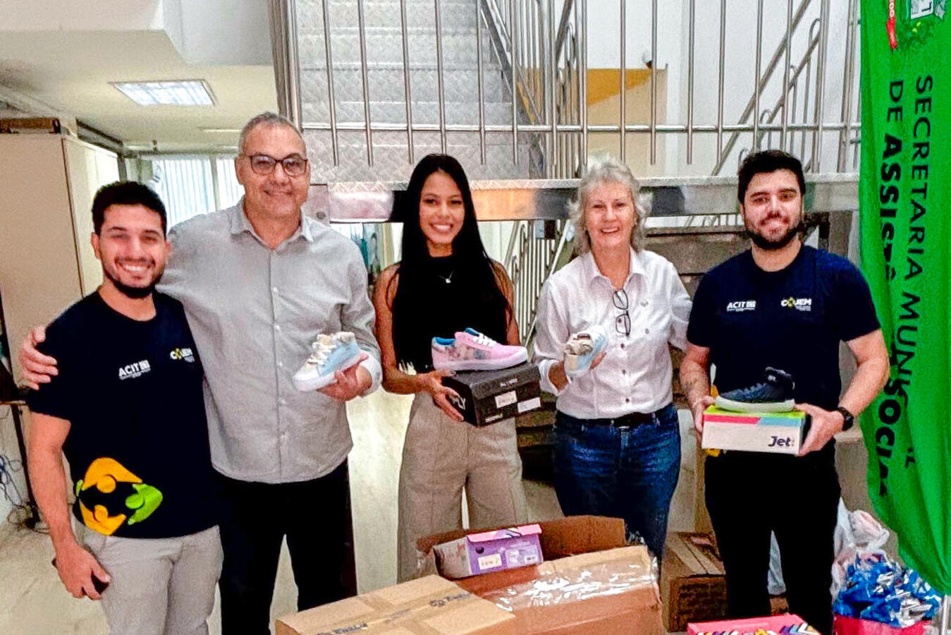 Integrantes do Conselho do Jovem Empreendedor arrecadaram itens que foram entregues às crianças das Casas Abrigo