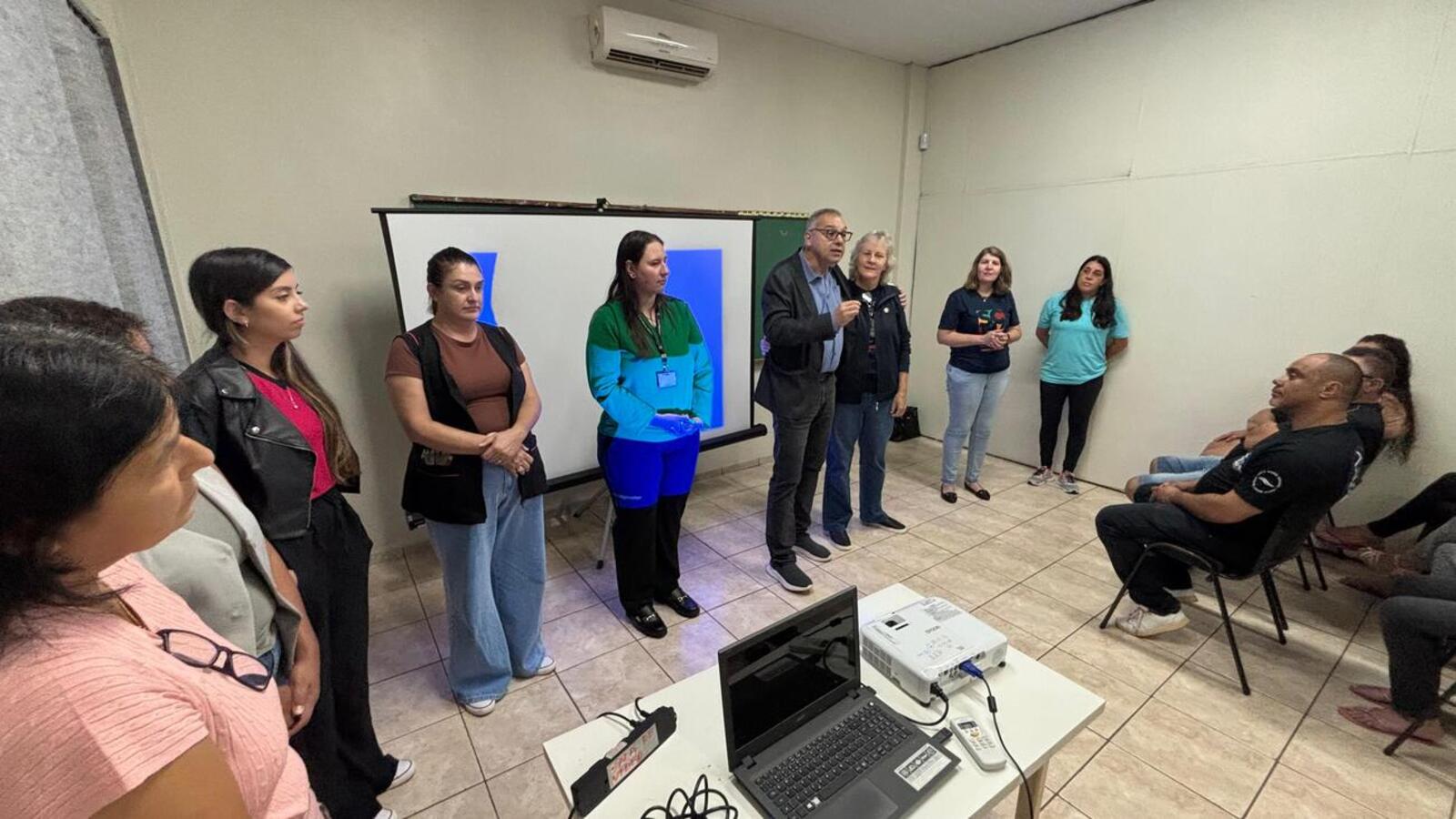 Encontro realizado na noite de quarta-feira (23) serviu também para apresentar a equipe da Secretaria de Assistência Social