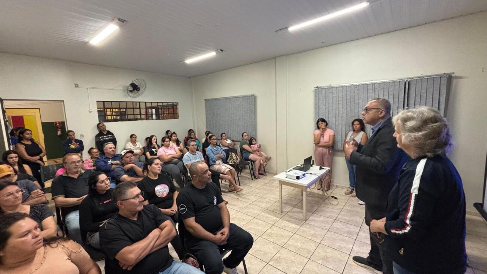 Encontro realizado na noite de quarta-feira (23) serviu também para apresentar a equipe da Secretaria de Assistência Social