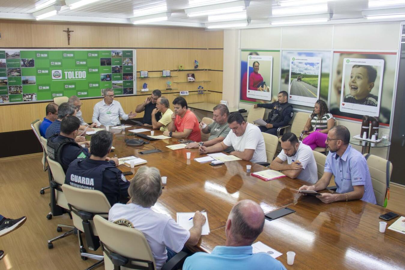 Integrantes do Veteran Car Club de Toledo se reuniram com o prefeito Mario Costenaro e secretários para definir alguns detalhes sobre o evento