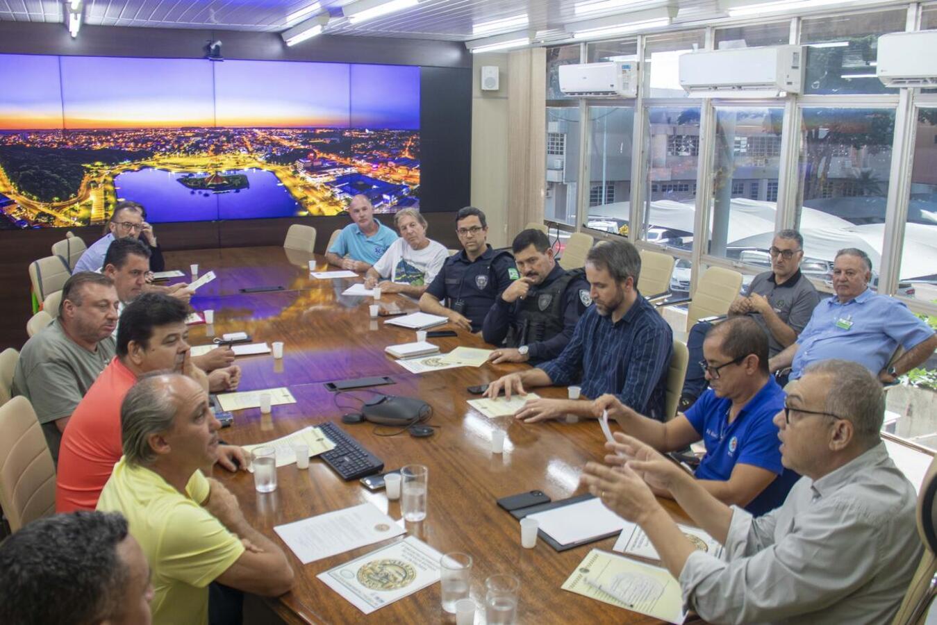 Integrantes do Veteran Car Club de Toledo se reuniram com o prefeito Mario Costenaro e secretários para definir alguns detalhes sobre o evento