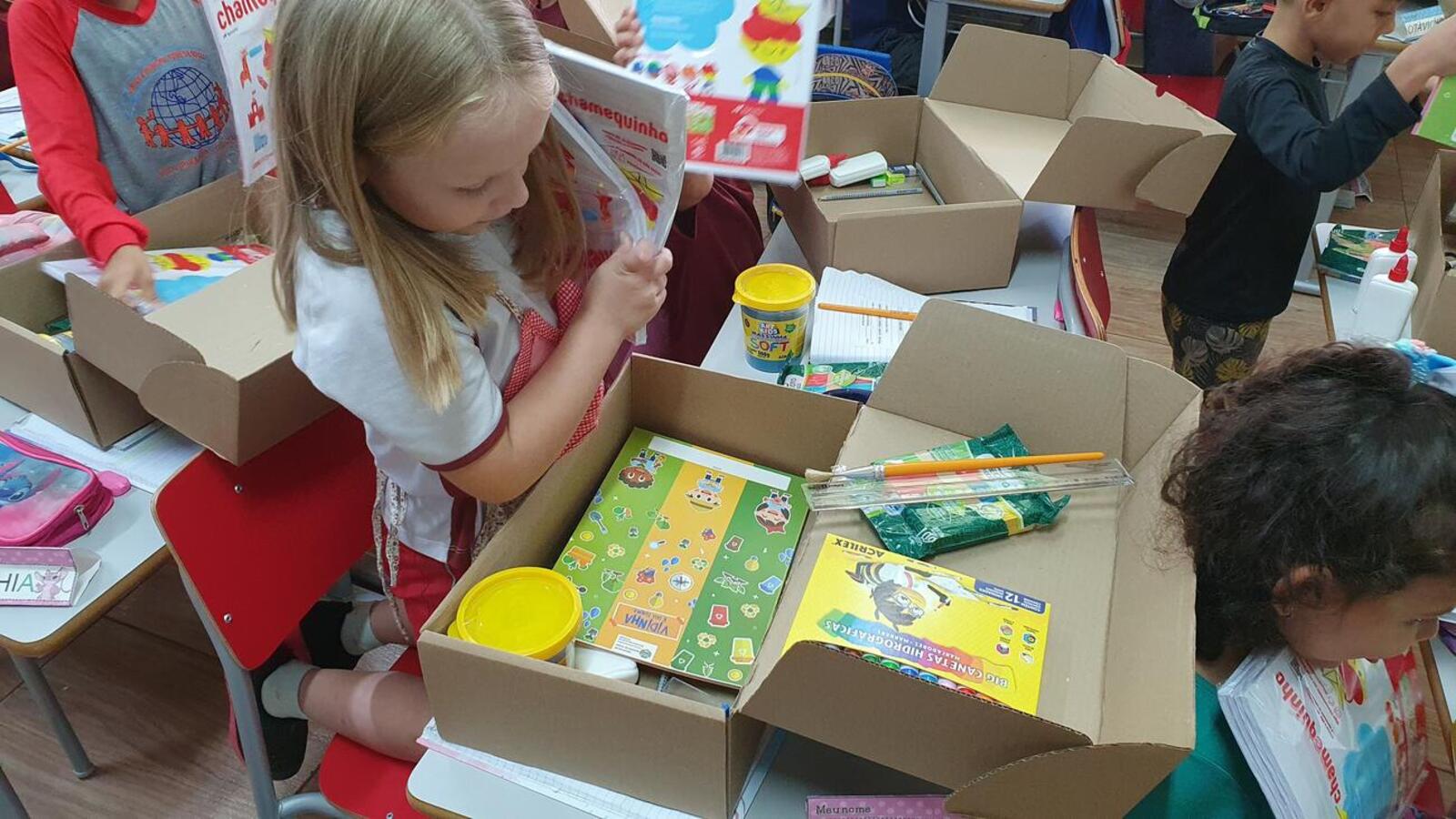 Alunos da escola de Vila Ipiranga receberam os materiais. Próxima etapa é a entrega dos cadernos, agendas e lápis de cor