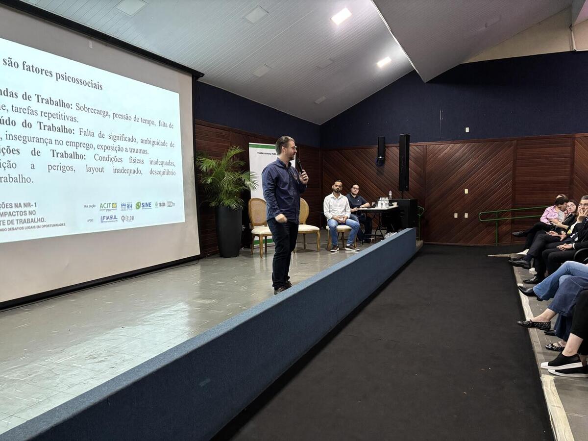 Foram realizadas palestras e debates sobre a nova legislação acerca de doenças psicossociais