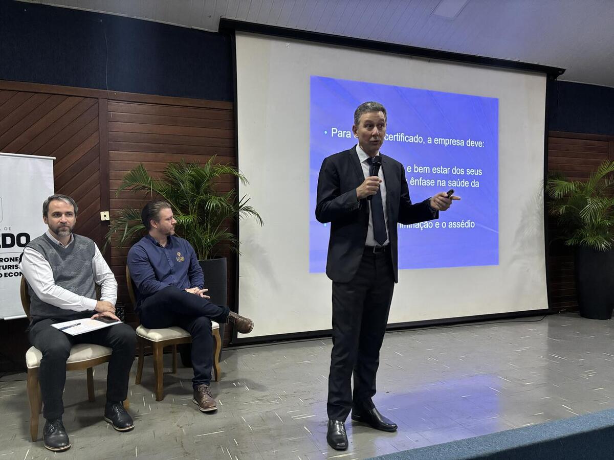 Foram realizadas palestras e debates sobre a nova legislação acerca de doenças psicossociais