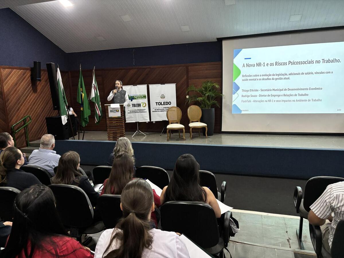 Foram realizadas palestras e debates sobre a nova legislação acerca de doenças psicossociais