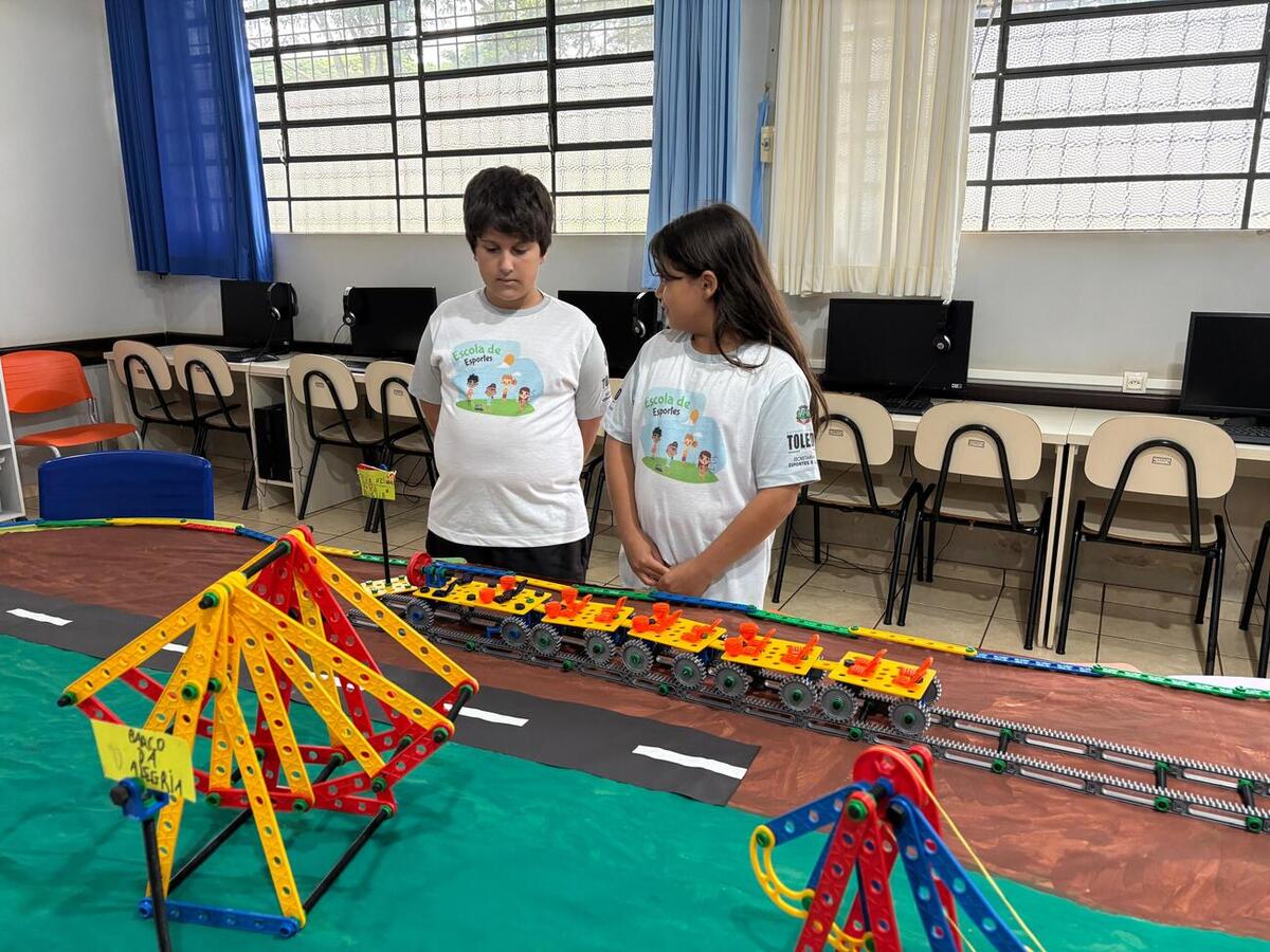Entre os projetos desenvolvidos na escola, está o Lanche Literário, onde os alunos declamam poesias durante o intervalo para o lanche