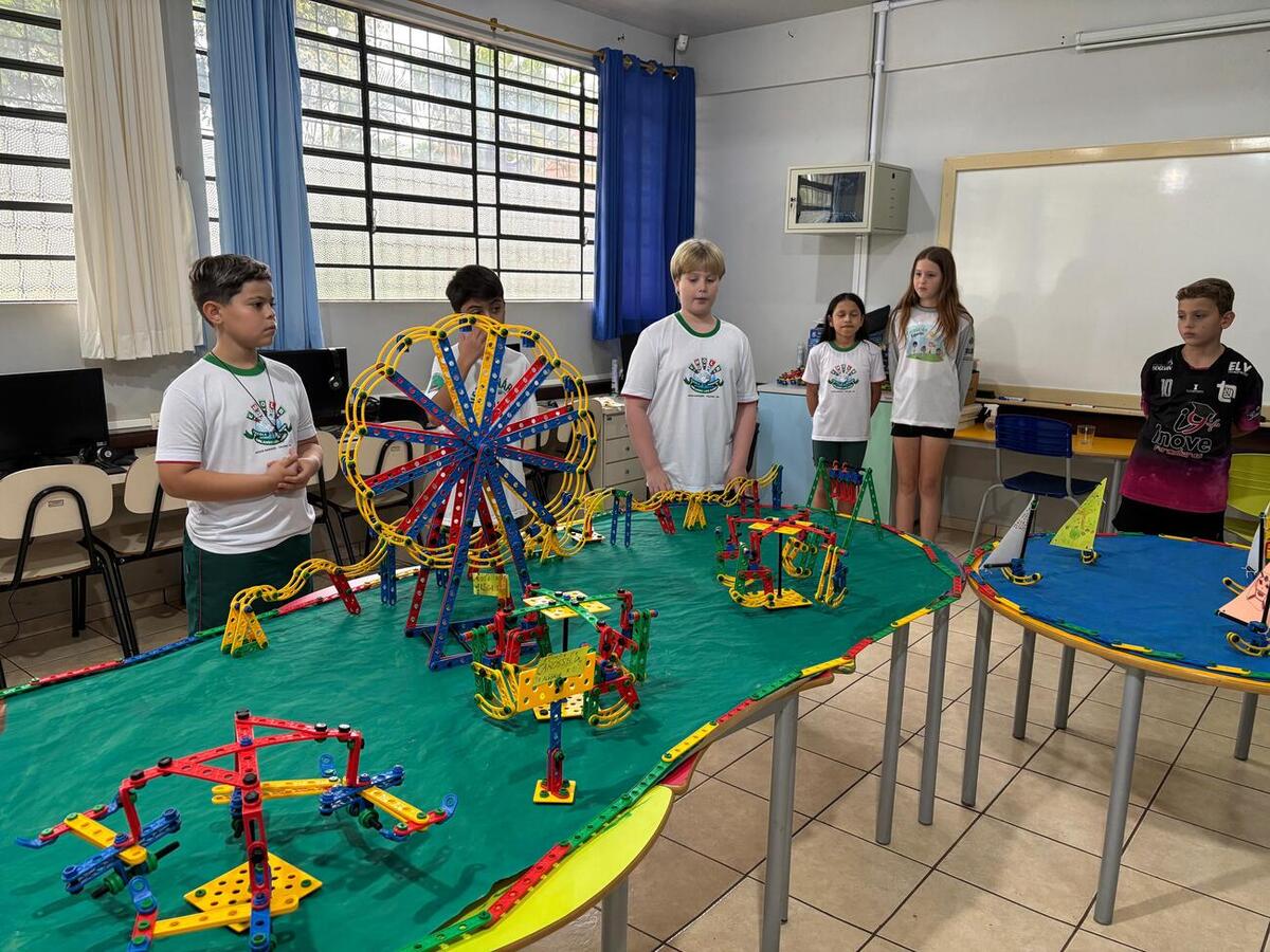 Entre os projetos desenvolvidos na escola, está o Lanche Literário, onde os alunos declamam poesias durante o intervalo para o lanche