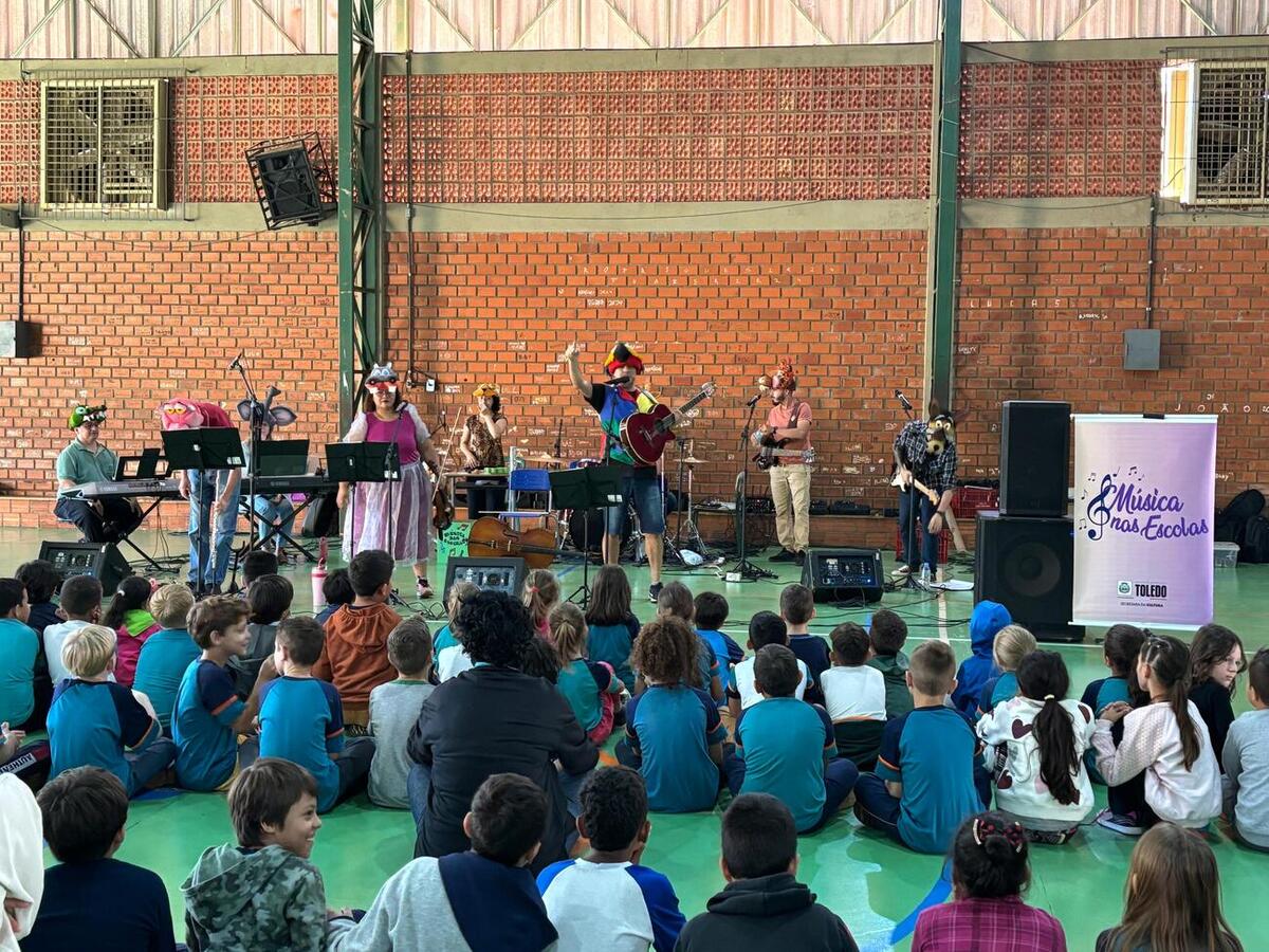 Objetivo é que as crianças conheçam instrumentos musicais e se interessem pela arte da música