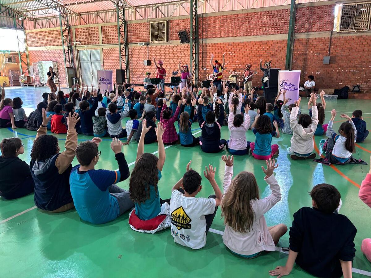 Objetivo é que as crianças conheçam instrumentos musicais e se interessem pela arte da música