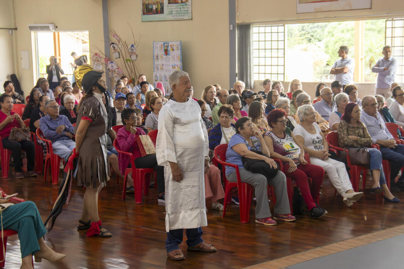 Prestigiada por autoridades, confraternização realizada nesta terça-feira (15) teve bênção ministrada por religiosos, encenação de peça de teatro e café da manhã 