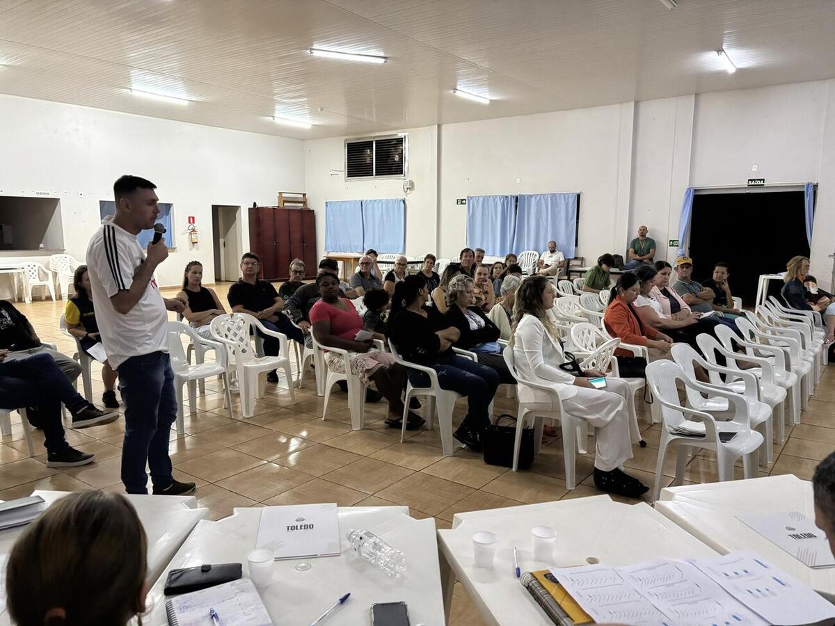 Equipe de secretariado da gestão Costenaro e Lucio de Marchi e vereadores se reuniram com lideranças do bairro