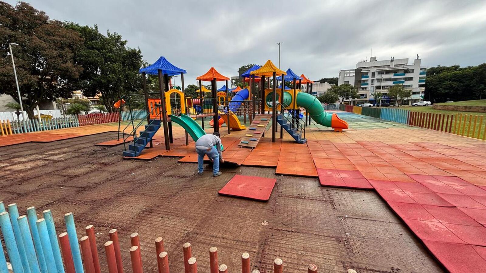 Trabalhos começaram nesta quarta (9) pela remoção de placas emborrachadas, que serão substituídas por superfície inteiriça, mais apropriada para ambientes externos