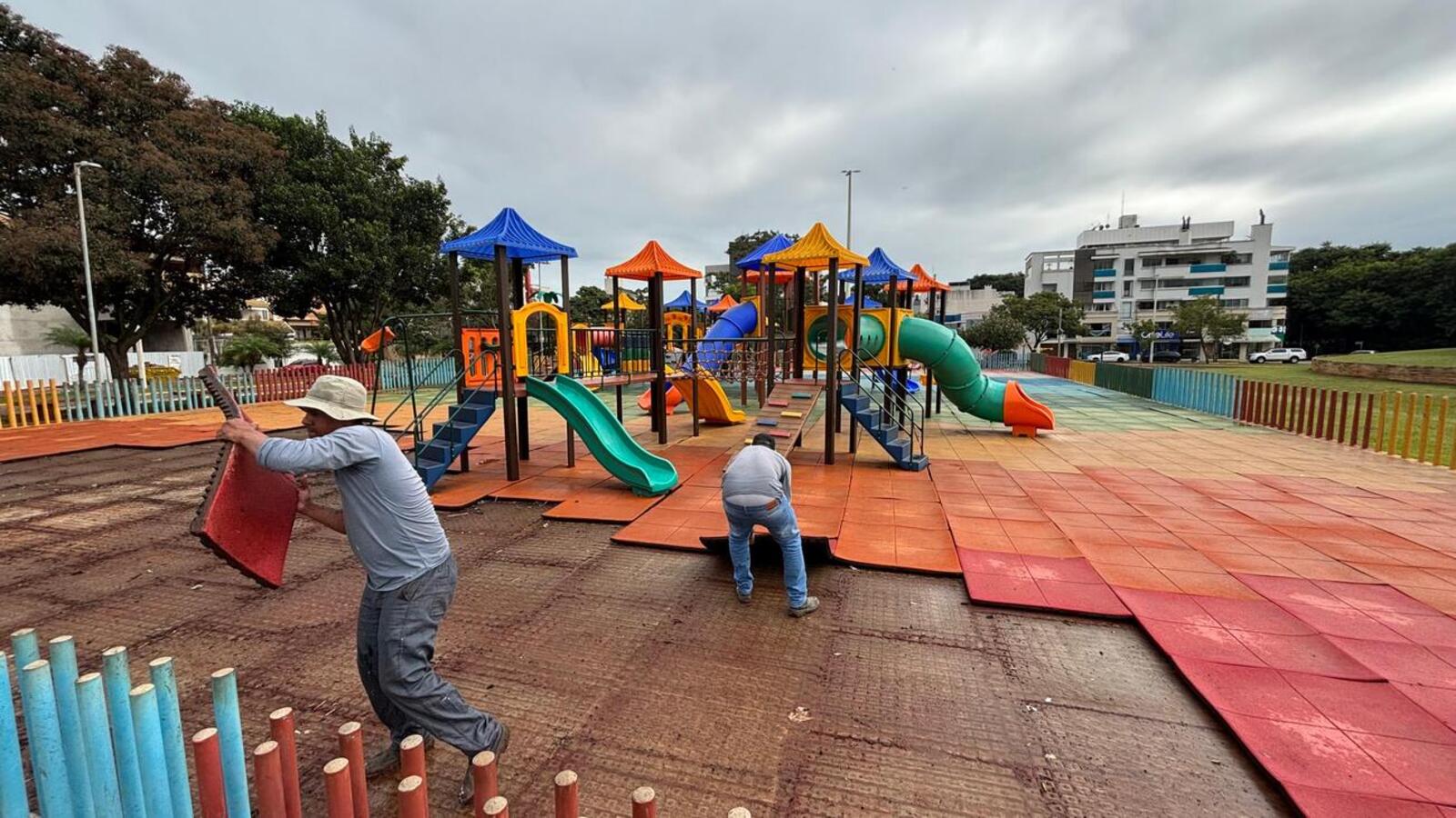 Trabalhos começaram nesta quarta (9) pela remoção de placas emborrachadas, que serão substituídas por superfície inteiriça, mais apropriada para ambientes externos