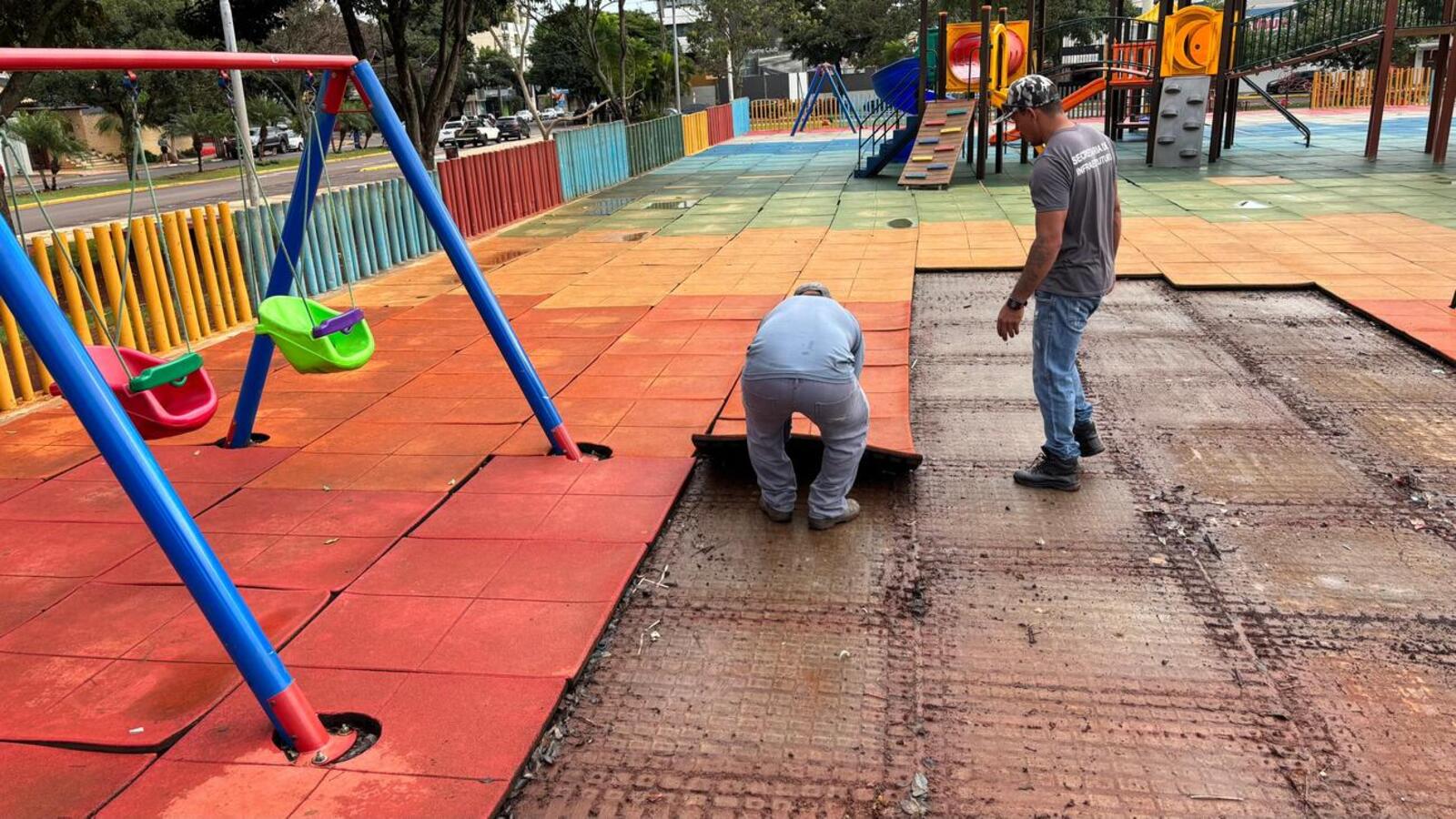 Trabalhos começaram nesta quarta (9) pela remoção de placas emborrachadas, que serão substituídas por superfície inteiriça, mais apropriada para ambientes externos