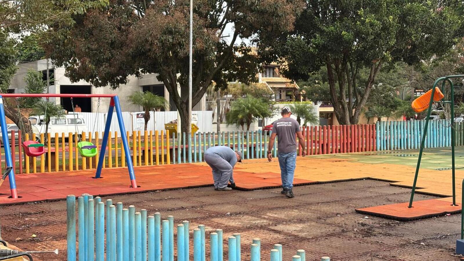 Trabalhos começaram nesta quarta (9) pela remoção de placas emborrachadas, que serão substituídas por superfície inteiriça, mais apropriada para ambientes externos