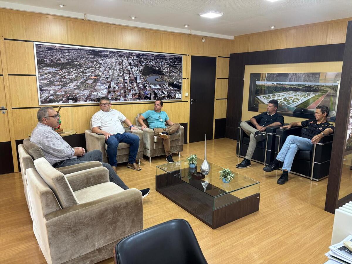 Prefeito de Toledo recebe equipe da Capela do Jardim Gisela