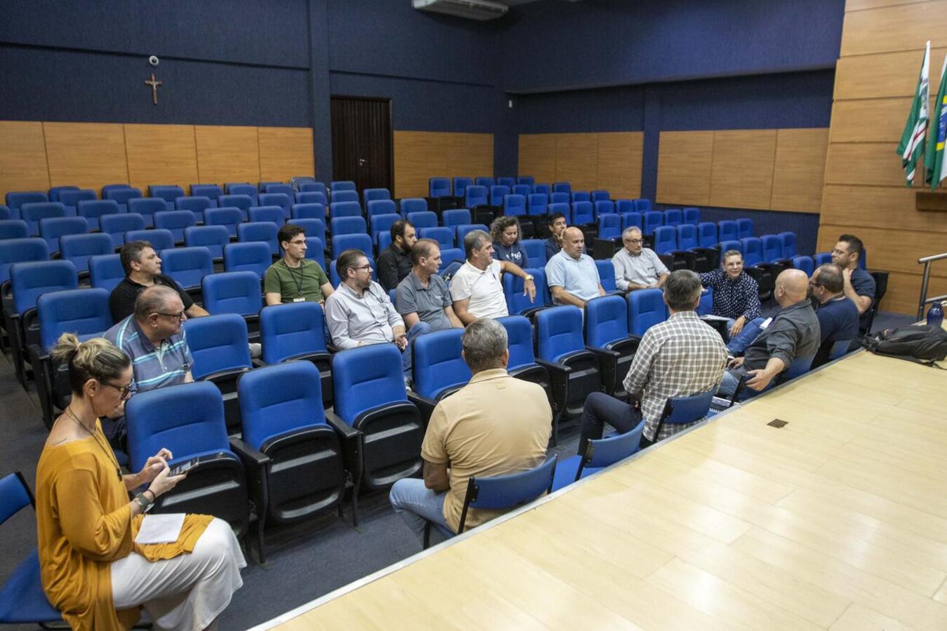Foram debatidas possibilidades de desburocratização nos processos de abertura, alteração e baixa de empresas, bem como emissão de alvarás
