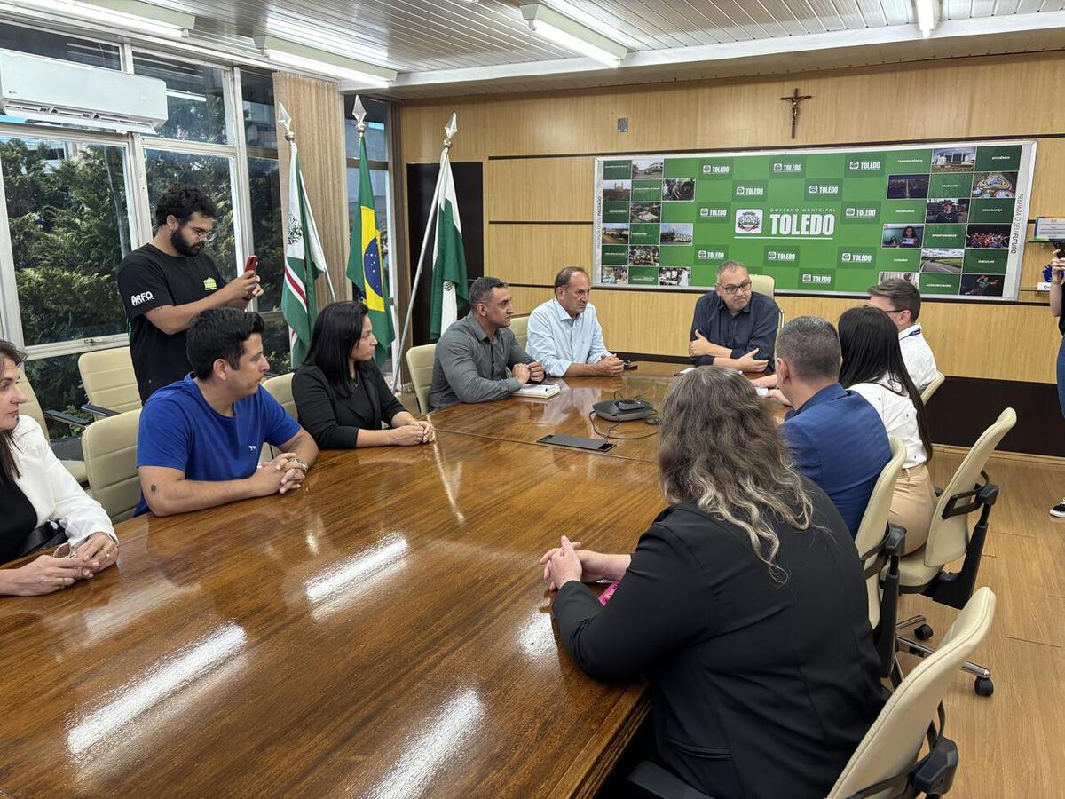 Termo de acordo coletivo foi assinado pelo prefeito Costenaro na presença do Sindicato dos Servidores Públicos Municipais de Toledo
