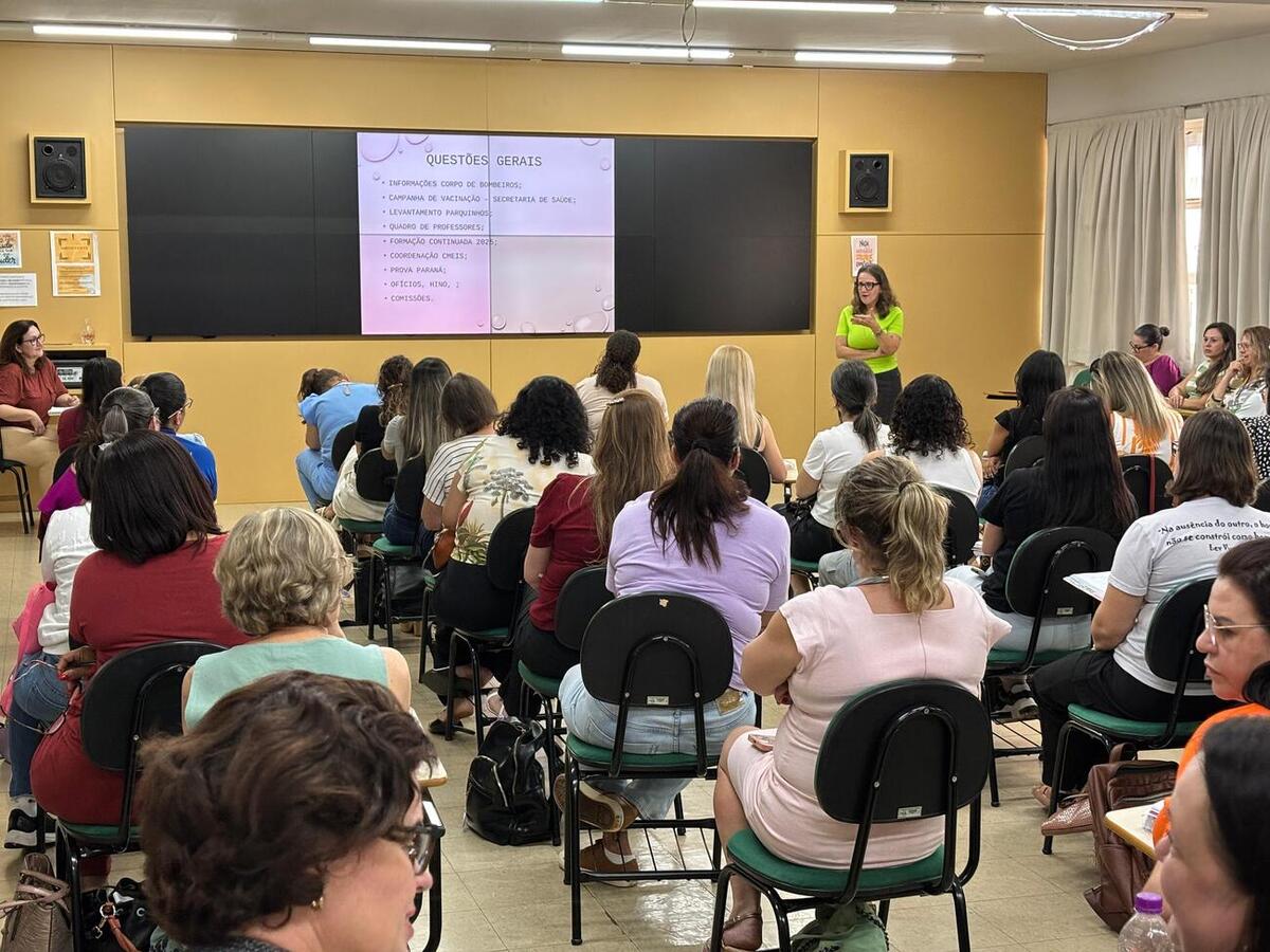 Foram discutidos e esclarecidos assuntos relativos ao calendário escolar e questões institucionais das escolas e Cmeis