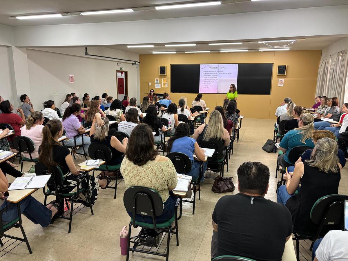 Foram discutidos e esclarecidos assuntos relativos ao calendário escolar e questões institucionais das escolas e Cmeis