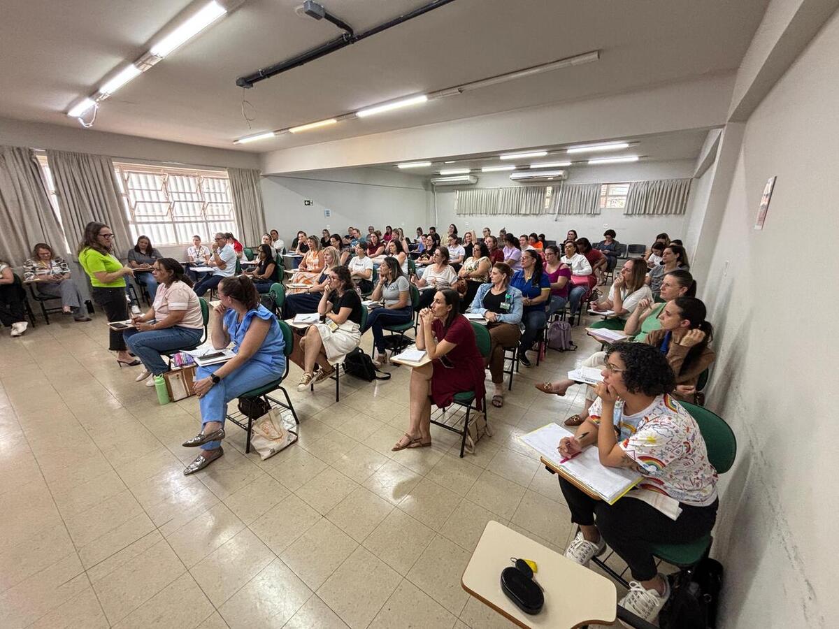 Foram discutidos e esclarecidos assuntos relativos ao calendário escolar e questões institucionais das escolas e Cmeis