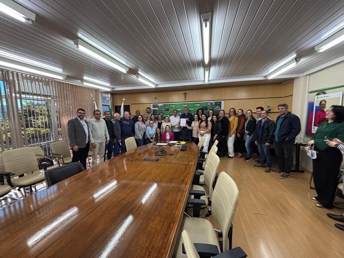 Leis tratam da redução da carga horária do cargo de nutricionista, repasse de recursos para o Consamu e para o Ciscopar, e fornecimento de turbantes para pacientes oncológicos