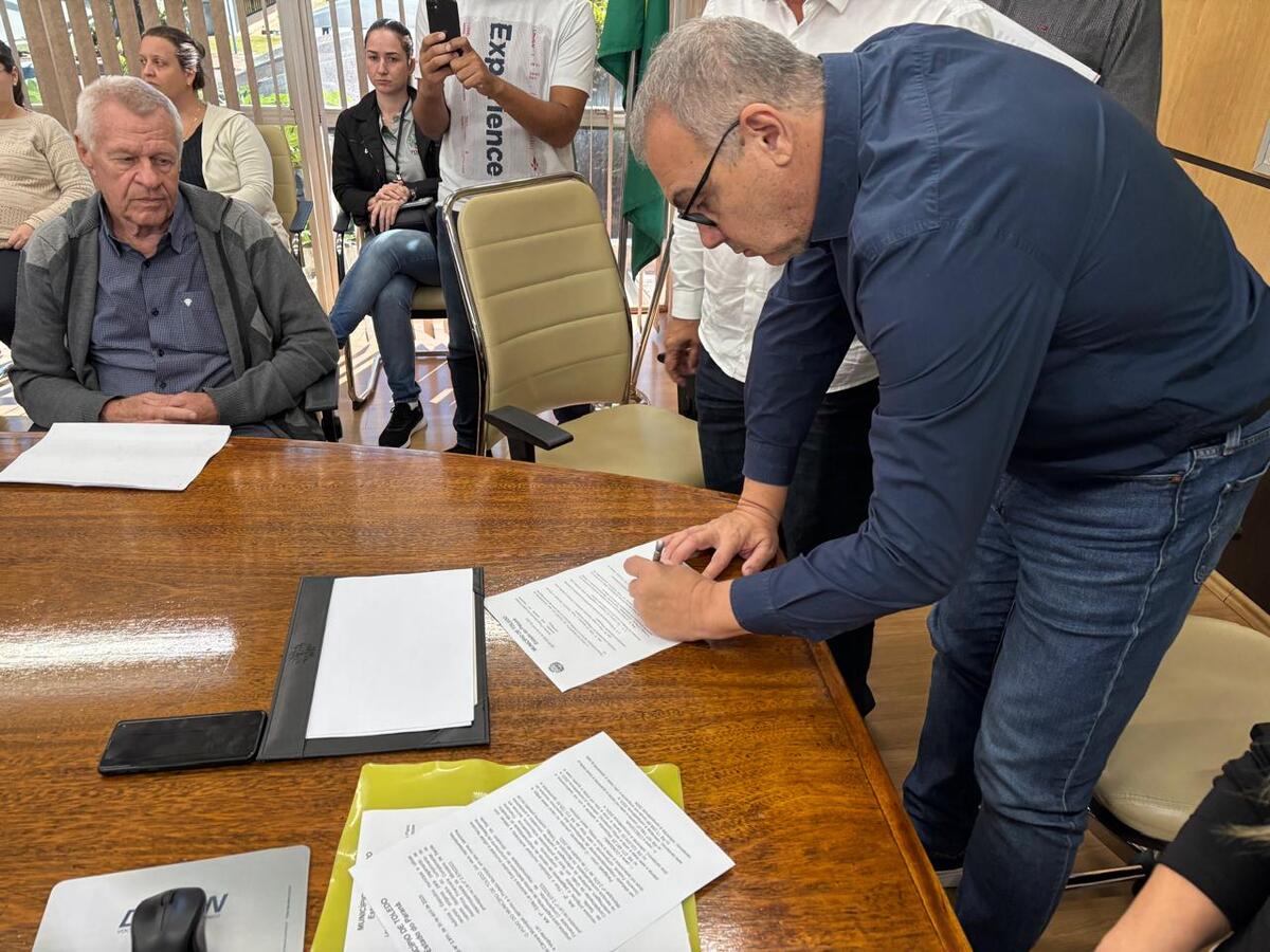 Leis tratam da redução da carga horária do cargo de nutricionista, repasse de recursos para o Consamu e para o Ciscopar, e fornecimento de turbantes para pacientes oncológicos