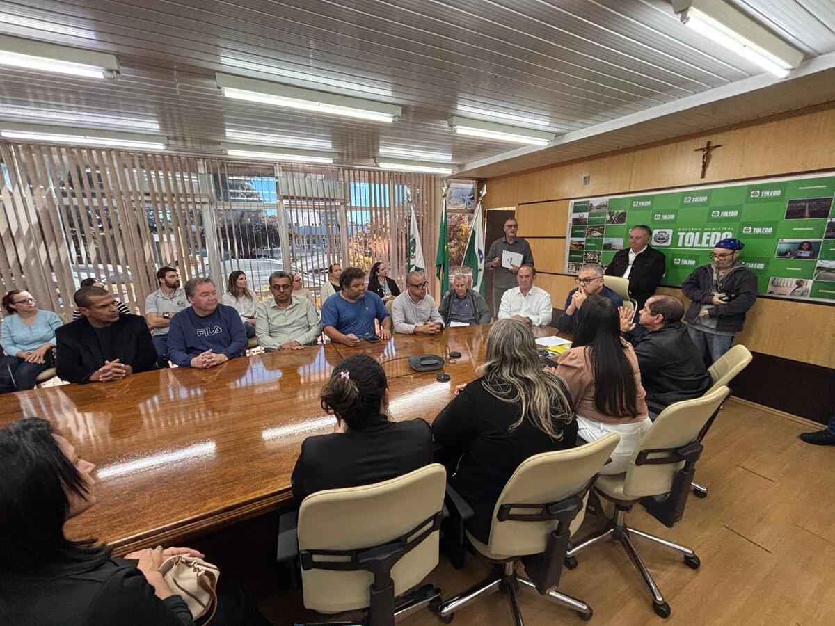 Leis tratam da redução da carga horária do cargo de nutricionista, repasse de recursos para o Consamu e para o Ciscopar, e fornecimento de turbantes para pacientes oncológicos