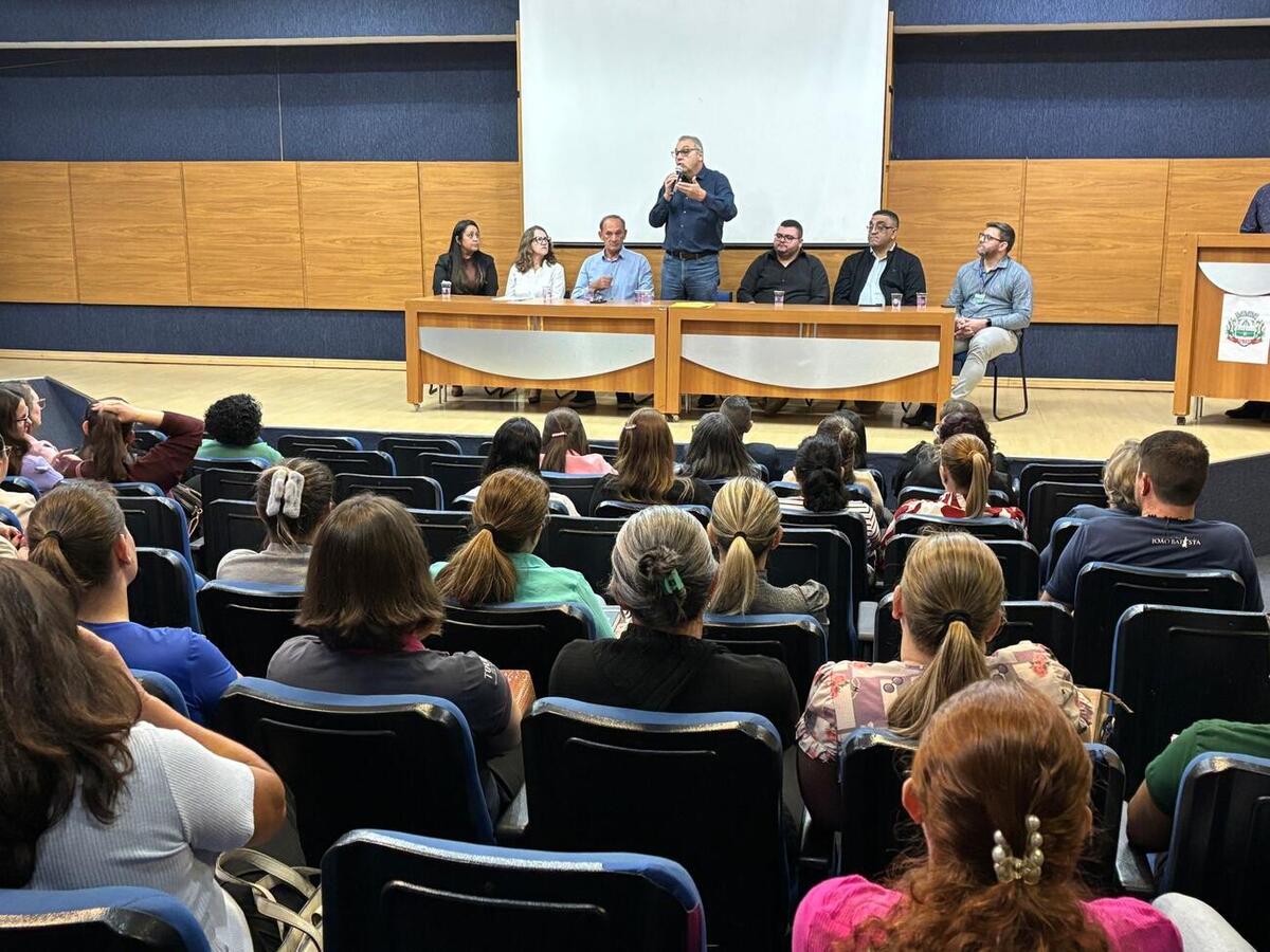 O ato aconteceu no Auditório Acary de Oliveira e contou com a presença de representantes do Ser Toledo, da Secretaria de Recursos Humanos e da Câmara de Vereadores