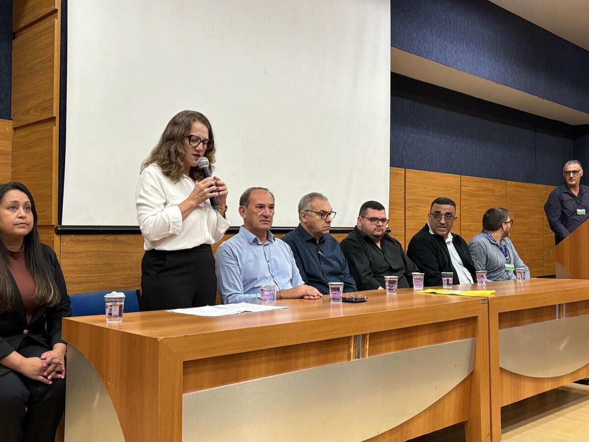 O ato aconteceu no Auditório Acary de Oliveira e contou com a presença de representantes do Ser Toledo, da Secretaria de Recursos Humanos e da Câmara de Vereadores