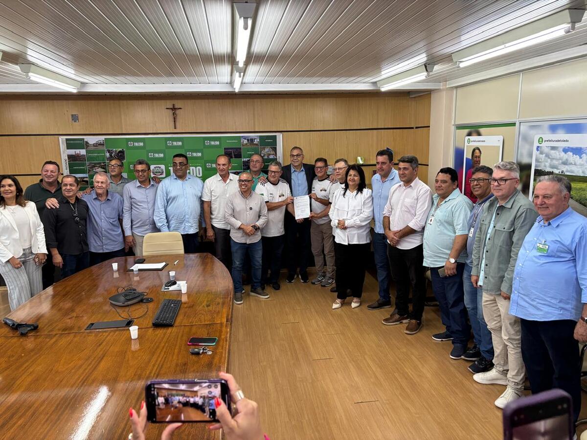 Outras três leis também foram sancionadas pelo prefeito, na presença de vereadores