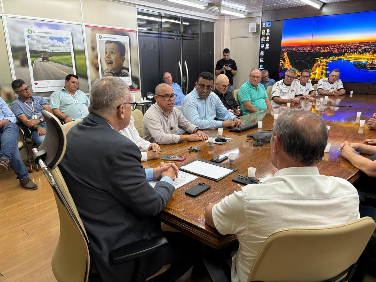 Outras três leis também foram sancionadas pelo prefeito, na presença de vereadores
