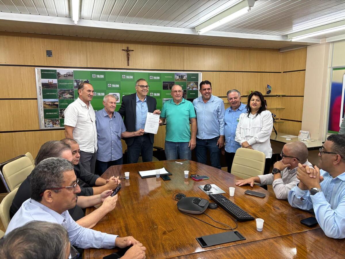 Outras três leis também foram sancionadas pelo prefeito, na presença de vereadores
