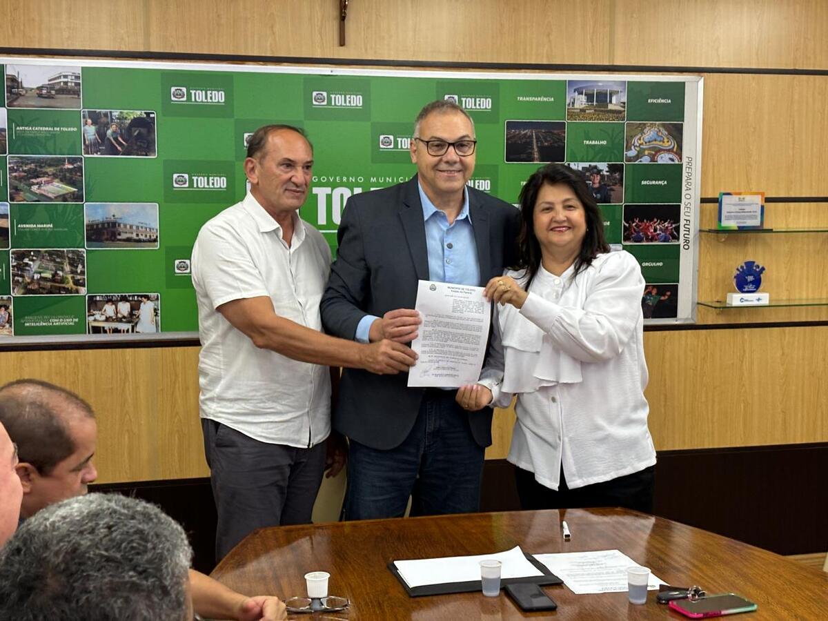 Outras três leis também foram sancionadas pelo prefeito, na presença de vereadores