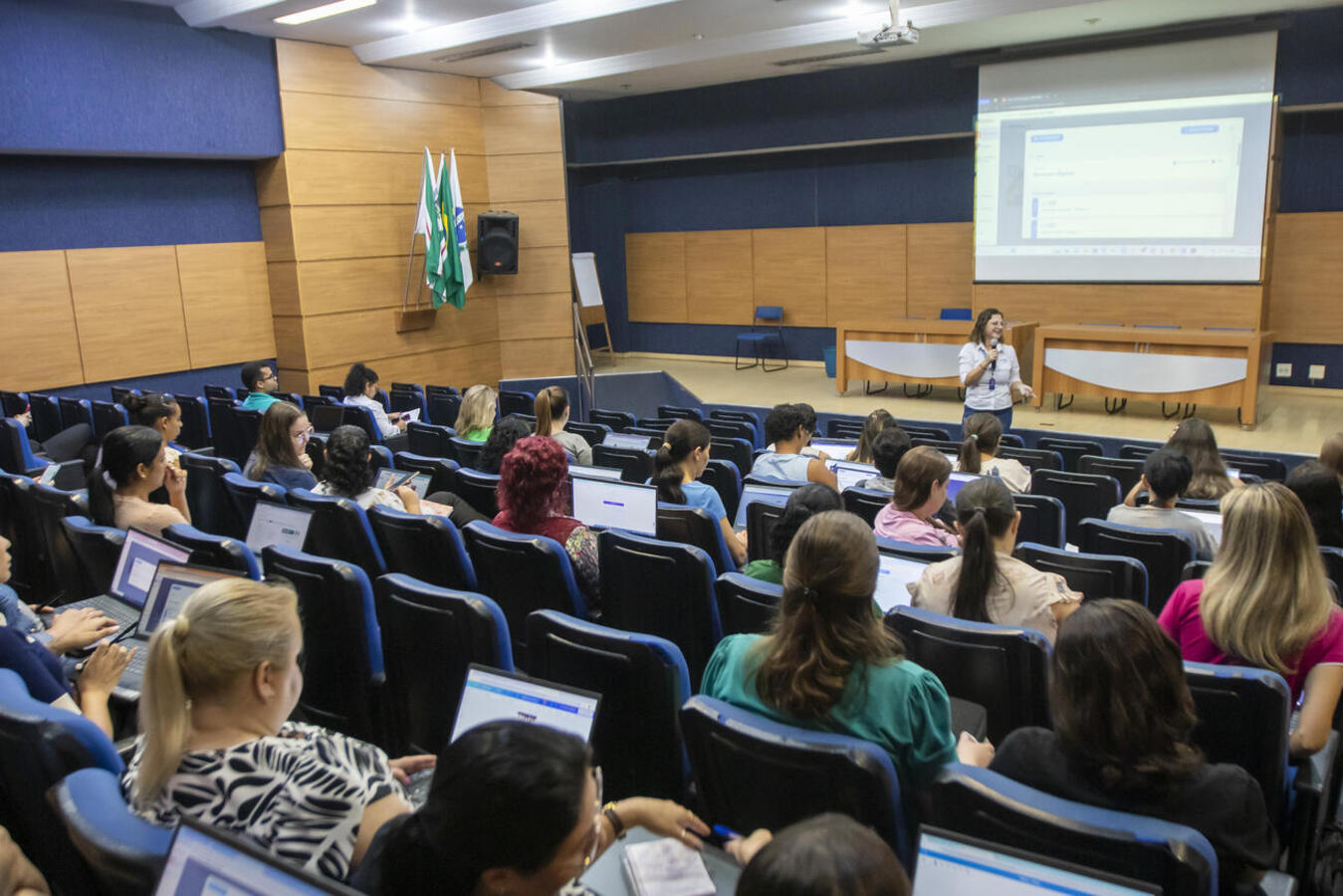Diretores e coordenadores pedagógicos de escolas e Cmeis participaram de treinamento ocorrido na manhã desta quinta-feira (3) no Auditório Acary Oliveira