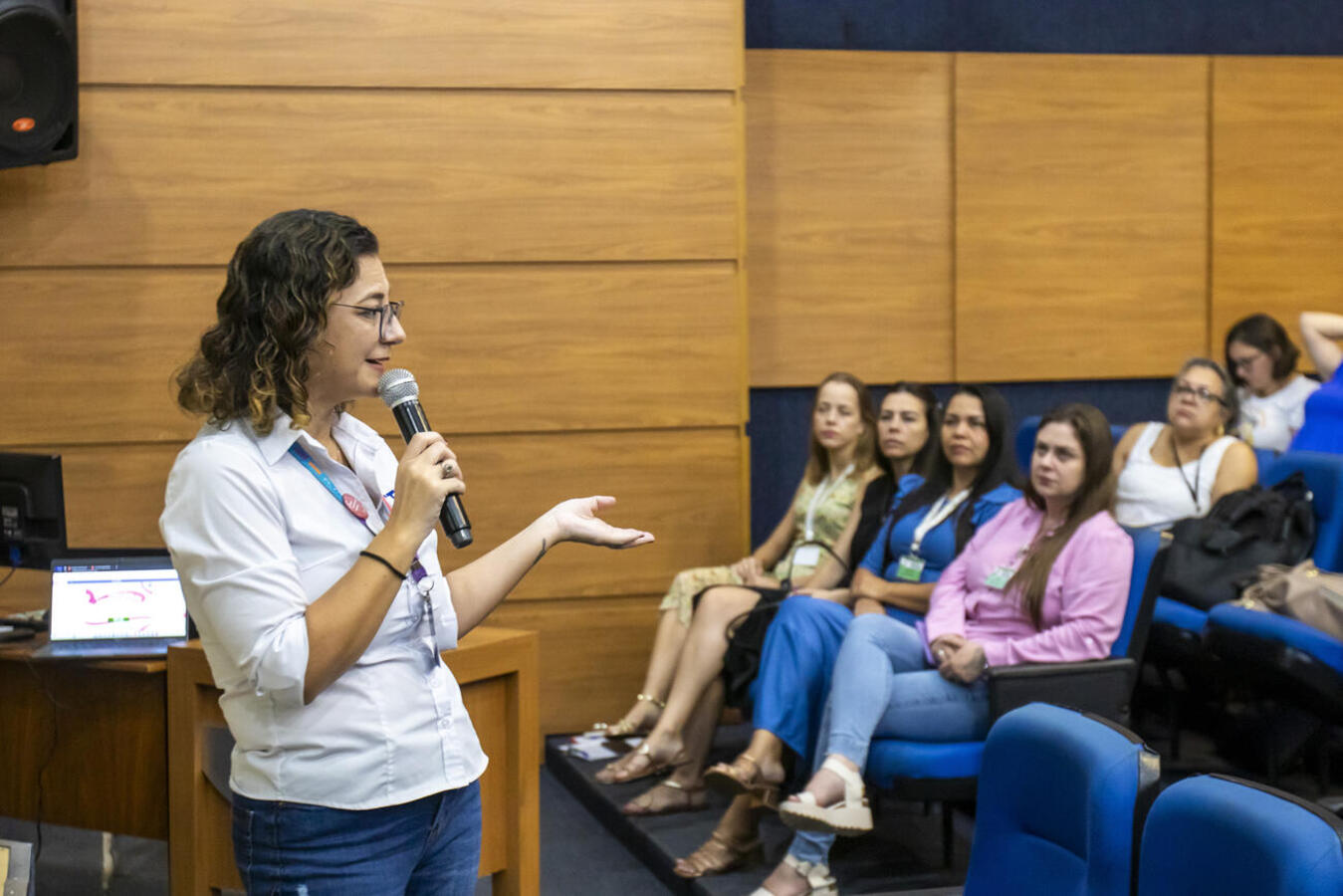 Diretores e coordenadores pedagógicos de escolas e Cmeis participaram de treinamento ocorrido na manhã desta quinta-feira (3) no Auditório Acary Oliveira