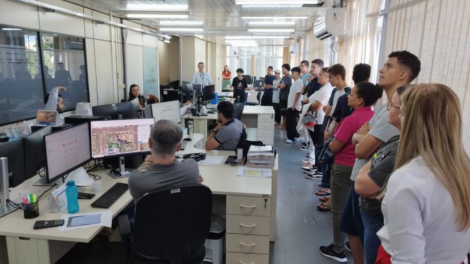 Os adolescentes fazem parte do Programa Agente da Cidadania e do projeto Centro da Juventude Rumo ao Conhecimento das Profissões