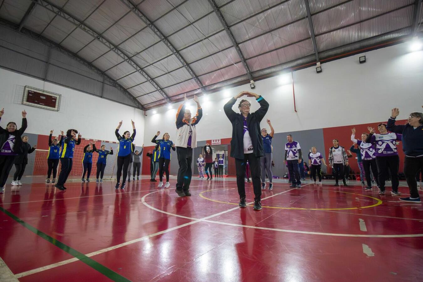 Servidores da Secretaria de Esportes e Lazer (Smel) coordenaram, nesta quarta-feira (28), durante o dia todo, atividades físicas em diversos pontos da cidade